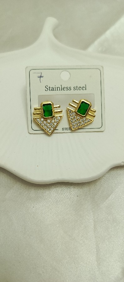 üçgen taşlı zümrüt yeşilli küpe