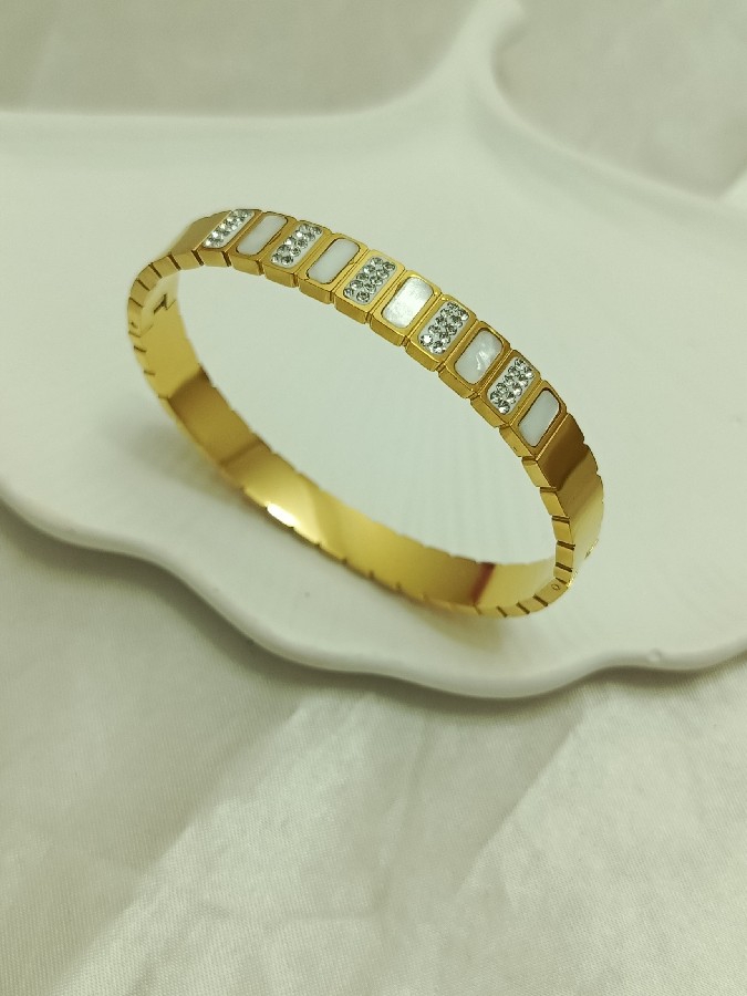 beyaz ve taşlı şeritli kelepçe