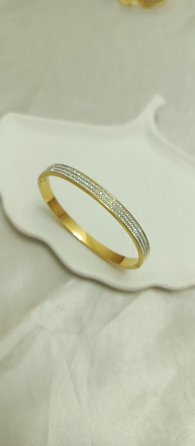 üzeri taşlı kelepçe